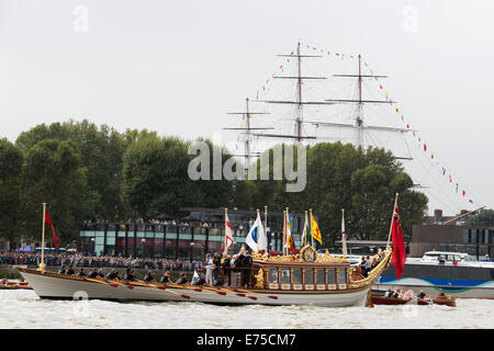 La ligne royale Gloriana chaland passe le Cutty Sark, Royal Greenwich Tall Ships Festival 2014, Londres Banque D'Images