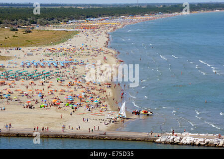 Vue aérienne de aux personnes bénéficiant d'une longue plage de sable le long de la côte Adriatique sur une chaude journée d'été Banque D'Images