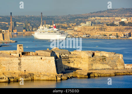 Lignes Fred Olsen cruise ship Boudicca arrivant dans le Grand Port de La Valette tôt le matin Banque D'Images