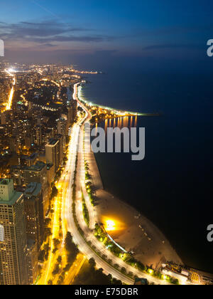 Une nuit, vue aérienne de North Lake Shore Drive, Oak Street Beach, North Avenue Beach, le lac Michigan et la Gold Coast. Chicago. Banque D'Images