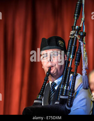 Musicien joueur de cornemuse écossaise1 d'un groupe agit comme hôte sur l'arrivée de paquebots transatlantiques dans le port d'Invergordon en Ecosse Banque D'Images
