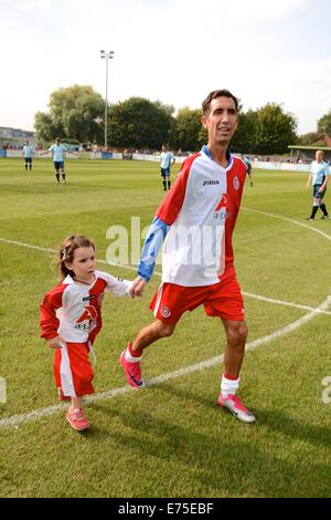 Poole, UK. 07Th Nov, 2014. Match de bienfaisance au profit de la DN sufferer Andrew Culliford. Andrew Culliford et sa fille Isla. © Plus Sport Action/Alamy Live News Banque D'Images