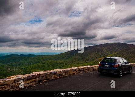 Voiture à un belvédère sur la Skyline Drive dans le Parc National Shenandoah, en Virginie. Banque D'Images