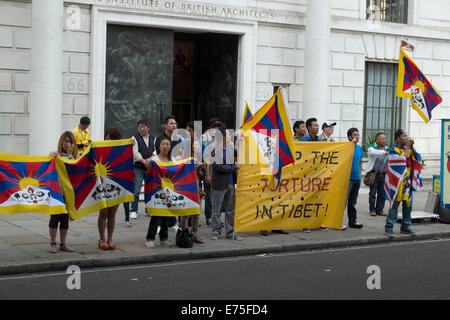 Chaque vendredi soir, à London UK, les manifestants répondent en face de l'ambassade de Chine pour protester contre l'occupation chinoise du Tibet Banque D'Images