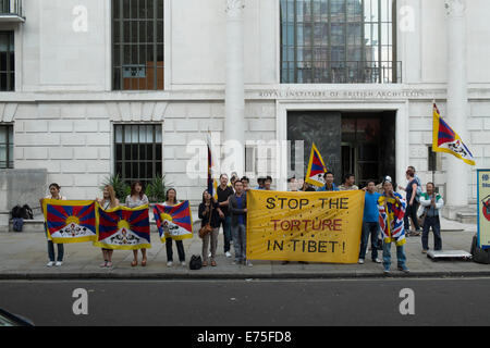 Chaque vendredi soir, à London UK, les manifestants répondent en face de l'ambassade de Chine pour protester contre l'occupation chinoise du Tibet Banque D'Images