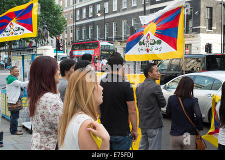 Chaque vendredi soir, à London UK, les manifestants répondent en face de l'ambassade de Chine pour protester contre l'occupation chinoise du Tibet Banque D'Images