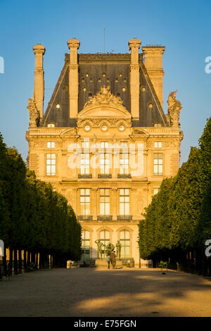 Définition du soleil sur le pavillon de Flore du musée du Louvre et du Jardin des Tuileries, Paris France Banque D'Images