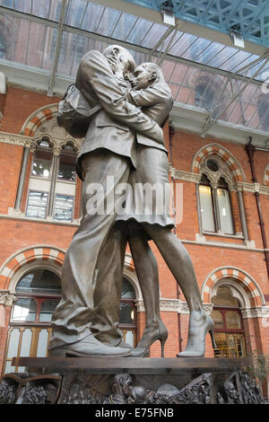 Paul Journée de sculpture 'Lieu de rencontre' à Londres St Pancras Gare Banque D'Images