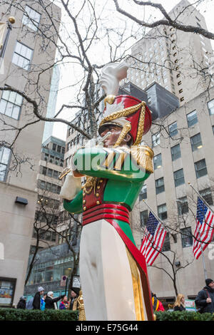 Statue d'un ancien soldat en uniforme vert jouant de la flûte au Rockefeller Center, Manhattan, New York Banque D'Images