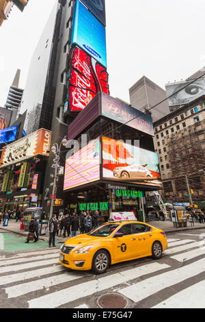 Un taxi jaune typique de New York sur un passage piéton à Times Square, Manhattan, New York Banque D'Images