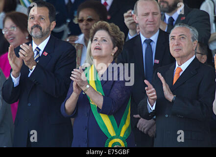 Brasilia, Brésil. Sep 7, 2014. La présidente du Brésil, Dilma Rousseff (C), et le gouverneur de district fédéral de Brasilia, Agnelo Queiroz (L) prendre part à un défilé militaire pour commémorer le jour de l'indépendance du Brésil, à Brasilia, Brésil, le 7 septembre 2014. Le Brésil célèbre le 192th anniversaire de son indépendance le dimanche. Credit : Ed Ferreira/AGENCIA ESTADO/Xinhua/Alamy Live News Banque D'Images