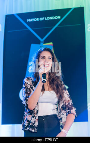 Londres, Royaume-Uni. 7 Septembre, 2014. Soutenu par le maire de Londres, la Grande Finale des concerts Big Busk, the UK's biggest street music competition, a eu lieu au centre commercial Westfield Stratford, en face du grand public. Sur la photo : Natalie Shay, de Enfield, vainqueur de la catégorie des jeunes (11-15). Crédit : Stephen Chung/Alamy Live News Banque D'Images