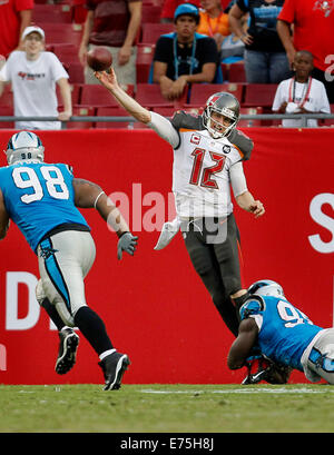 St Persburg, Florida, USA. 7 Septembre, 2014. Tampa Bay Buccaneers quarterback Josh McCown (12) obtient son alors qu'il presse pour une transmission incomplète pour l'avant dernier de jouer le match contre les Panthers de la Caroline au Raymond James Stadium de Tampa le dimanche (09/07/14) © ZUMA Press, Inc/Alamy Live News Banque D'Images