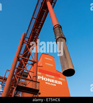 Un low angle view of colorful bois étayé Pioneer grain à l'élévateur à grain, une installation de manutention de Vulcan, Alberta, Canada Banque D'Images