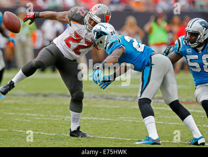 St Persburg, Florida, USA. 7 Septembre, 2014. Fois.Bucs Doug Martin (22) ne peut pas gérer un Josh McCown passer pendant les Tampa Bay Buccaneers match contre les Panthers chez Raymond James le dimanche après-midi 07/09/2014. © ZUMA Press, Inc/Alamy Live News Banque D'Images