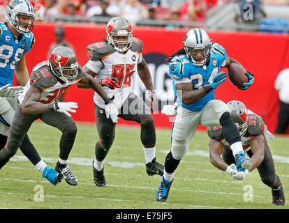 St Persburg, Florida, USA. 7 Septembre, 2014. Fois.Carolina's DeAngelo Williams (34) échappe à l'emprise de Bucs Mason Foster (59) pendant les Tampa Bay Buccaneers match contre les Panthers chez Raymond James le dimanche après-midi 07/09/2014. © ZUMA Press, Inc/Alamy Live News Banque D'Images