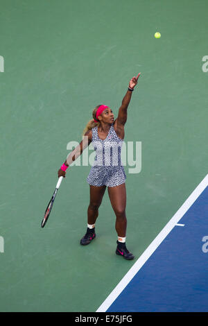 New York, USA. 7 Septembre, 2014. Serena Williams (USA) bat Caroline Wozniacki (DEN) dans la finale des femmes pour sa 18e victoire en Grand Chelem. Crédit : Paul J. Sutton/PCN/Alamy Live News Banque D'Images