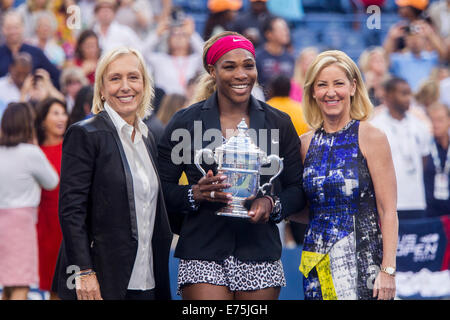 New York, USA. 7 Septembre, 2014. Serena Williams (USA) avec Martina Navratilova (L) et Chris Evert qui tous ont maintenant 18e victoire en Grand Chelem. Crédit : Paul J. Sutton/PCN/Alamy Live News Banque D'Images