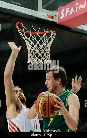 Barcelone, Espagne. Sep 7, 2014. Oguz Savas (L) de la Turquie rivalise avec Joe Ingles de l'Australie pendant la série de 16 match à la Coupe du Monde de Basket-ball de la FIBA de 2014 à Barcelone, Espagne, le 7 septembre 2014. © Pau Barrena/Xinhua/Alamy Live News Banque D'Images