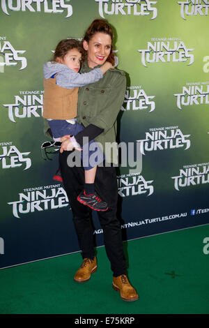 Cinéma Hoyts, le quart de divertissement, Lang Road, Moore Park, Sydney, NSW, Australie. 7 septembre 2014. Les acteurs, l'équipe de tournage et les célébrités sont arrivés sur le tapis vert pour l'événement spécial de dépistage Teenage Mutant Ninja Turtles. Sur la photo, l'actrice Wentworth Danielle Cormack et quatre-année-vieux fils te Ahi Ka. Copyright © 2014 Richard Milnes/Alamy Live News. Crédit : Richard Milnes/Alamy Live News Banque D'Images