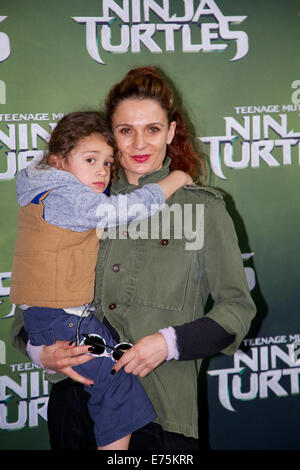 Cinéma Hoyts, le quart de divertissement, Lang Road, Moore Park, Sydney, NSW, Australie. 7 septembre 2014. Les acteurs, l'équipe de tournage et les célébrités sont arrivés sur le tapis vert pour l'événement spécial de dépistage Teenage Mutant Ninja Turtles. Sur la photo, l'actrice Wentworth Danielle Cormack et quatre-année-vieux fils te Ahi Ka. Copyright © 2014 Richard Milnes/Alamy Live News. Crédit : Richard Milnes/Alamy Live News Banque D'Images