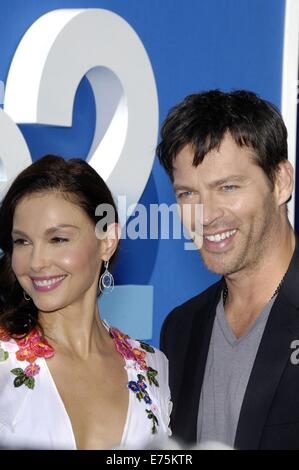 Los Angeles, CA, USA. Sep 7, 2014. Ashley Judd, Harry Connick, Jr. aux arrivées de DOLPHIN TALE 2 Premiere, le Regency Village Theatre, Los Angeles, CA Septembre 7, 2014. Crédit : Michael Germana/Everett Collection/Alamy Live News Banque D'Images