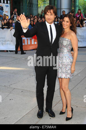 Toronto, Canada. Sep 7, 2014. Acteurs Jason Bateman et Amanda Anka femme pose pour photos avant la première du film "c'est là que je vous laisse' au Roy Thomson Hall au cours de la 39e Festival International du Film de Toronto à Toronto, Canada, le 7 septembre 2014. Credit : Zou Zheng/Xinhua/Alamy Live News Banque D'Images