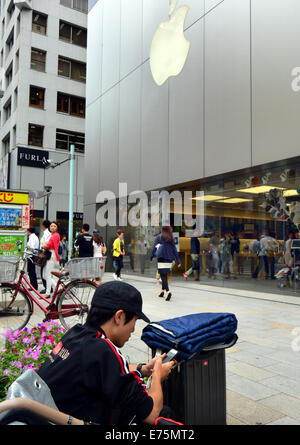 Tokyo, Japon. Sep 8, 2014. Un Japonais hard-core Apple a déjà trouvé sa place sur le côté à pied en face de l'Apple Store dans le quartier commercial de Ginza pour l'iPhone 6 le lundi, Septembre 8, 2014. Bien qu'Apple n'a pas encore annoncé quand le nouveau smartphone sera disponible. Apple est expeced d'introduire le nouvel iPhone à un événement médiatique le 9 septembre au centre de Flint, Cupertino, Californie, où Apple lance le Mac d'origine il y a 30 ans. Credit : AFLO Co.,Ltd/Alamy Live News Banque D'Images