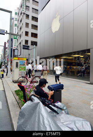 Tokyo, Japon. Sep 8, 2014. Un Japonais hard-core Apple a déjà trouvé sa place sur le côté à pied en face de l'Apple Store dans le quartier commercial de Ginza pour l'iPhone 6 le lundi, Septembre 8, 2014. Bien qu'Apple n'a pas encore annoncé quand le nouveau smartphone sera disponible. Apple est expeced d'introduire le nouvel iPhone à un événement médiatique le 9 septembre au centre de Flint, Cupertino, Californie, où Apple lance le Mac d'origine il y a 30 ans. Credit : AFLO Co.,Ltd/Alamy Live News Banque D'Images