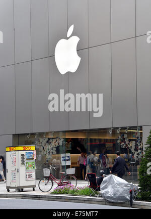 Tokyo, Japon. Sep 8, 2014. Un Japonais hard-core Apple a déjà trouvé sa place sur le côté à pied en face de l'Apple Store dans le quartier commercial de Ginza pour l'iPhone 6 le lundi, Septembre 8, 2014. Bien qu'Apple n'a pas encore annoncé quand le nouveau smartphone sera disponible. Apple est expeced d'introduire le nouvel iPhone à un événement médiatique le 9 septembre au centre de Flint, Cupertino, Californie, où Apple lance le Mac d'origine il y a 30 ans. Credit : AFLO Co.,Ltd/Alamy Live News Banque D'Images