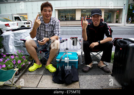 Tokyo, Japon. Sep 8, 2014. Les clients japonais line up avant le lancement de l'iPhone 6 à Ginza, Tokyo, le 8 septembre 2014. Les premiers clients en ligne Monsieur Tamura (45 ans) et Watanabe (22 ans), attendre en face de l'Apple Store de Ginza, Tokyo. La paire a commencé cette longue attente sur le week-end et le plan de camper en face de la Ginza store pour 2 semaines jusqu'à l'potentiellement nouvel iPhone 6 lancement sur sa page d'accueil avec un compte à rebours d'un flux en direct qui aura lieu en France le 9 septembre pour annoncer leur nouvelle gamme de produits. Credit : AFLO Co.,Ltd/Alamy Live News Banque D'Images