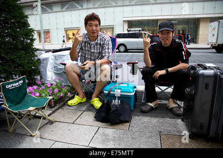 Tokyo, Japon. Sep 8, 2014. Les clients japonais line up avant le lancement de l'iPhone 6 à Ginza, Tokyo, le 8 septembre 2014. Les premiers clients en ligne Monsieur Tamura (45 ans) et Watanabe (22 ans), attendre en face de l'Apple Store de Ginza, Tokyo. La paire a commencé cette longue attente sur le week-end et le plan de camper en face de la Ginza store pour 2 semaines jusqu'à l'potentiellement nouvel iPhone 6 lancement sur sa page d'accueil avec un compte à rebours d'un flux en direct qui aura lieu en France le 9 septembre pour annoncer leur nouvelle gamme de produits. Credit : AFLO Co.,Ltd/Alamy Live News Banque D'Images