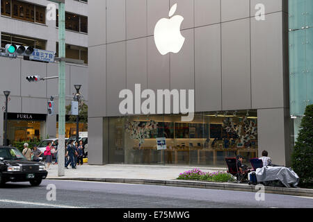 Tokyo, Japon. Sep 8, 2014. Les clients japonais line up avant le lancement de l'iPhone 6 à Ginza, Tokyo, le 8 septembre 2014. Les premiers clients en ligne Monsieur Tamura (45 ans) et Watanabe (22 ans), attendre en face de l'Apple Store de Ginza, Tokyo. La paire a commencé cette longue attente sur le week-end et le plan de camper en face de la Ginza store pour 2 semaines jusqu'à l'potentiellement nouvel iPhone 6 lancement sur sa page d'accueil avec un compte à rebours d'un flux en direct qui aura lieu en France le 9 septembre pour annoncer leur nouvelle gamme de produits. Credit : AFLO Co.,Ltd/Alamy Live News Banque D'Images