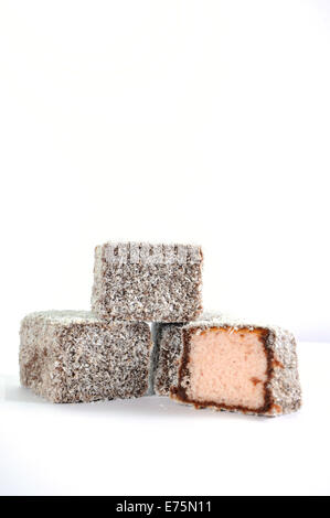 Gâteau traditionnel Australien, Lamington, sur un fond blanc. Banque D'Images