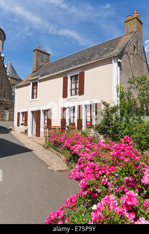 Maison traditionnelle avec des fleurs attrayantes Sillé le Guillaume, Sarthe, France, Europe Banque D'Images