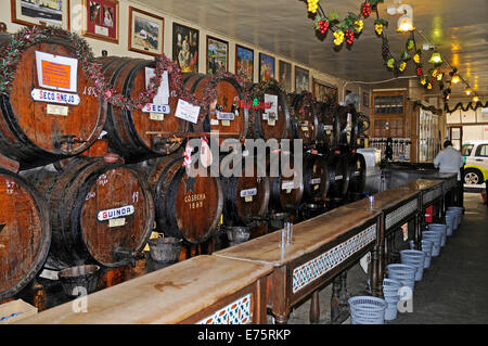 Antigua Casa de Guardia Tavern, tonneaux de vin, Malaga, Andalousie, Espagne Banque D'Images