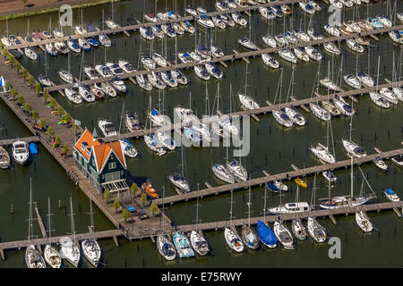 Vue aérienne du port, sur le lac Markermeer, Volendam, Province de la Hollande du Nord, Pays-Bas Banque D'Images