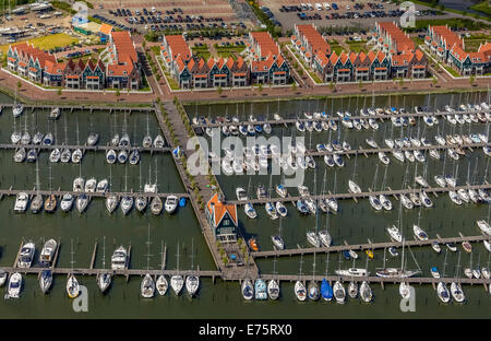 Vue aérienne du port, sur le lac Markermeer, Volendam, Province de la Hollande du Nord, Pays-Bas Banque D'Images