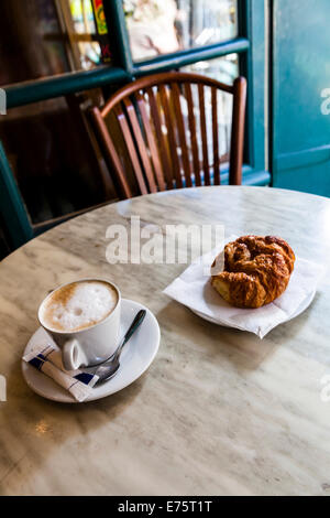 Tasse de café et pâtisserie, Lyon, Rhône-Alpes, France Banque D'Images