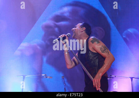 Dave Gahan chanteur pendant une performance live avec son groupe Depeche Mode dans la Messe Dresden salle des congrès, Dresde, Saxe Banque D'Images