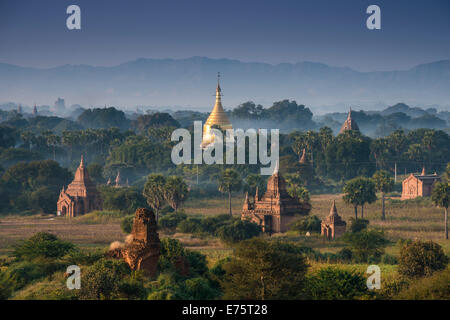 Temples, pagodes et stupas dans le complexe du temple du plateau de Bagan, Mandalay Division, Myanmar ou Birmanie Banque D'Images