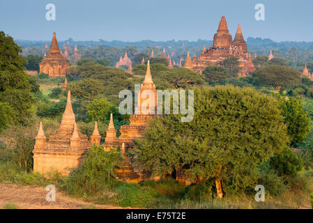 Temples, pagodes et stupas dans le complexe du temple du plateau de Bagan, Mandalay Division, Myanmar ou Birmanie Banque D'Images