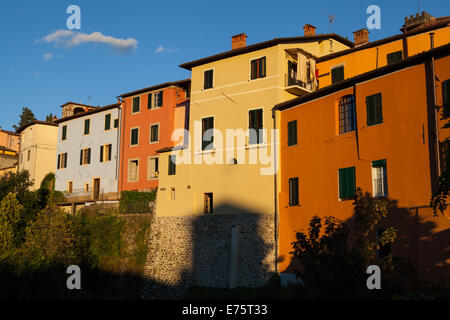 Façades colorées de maisons de la vieille ville de Barga Banque D'Images