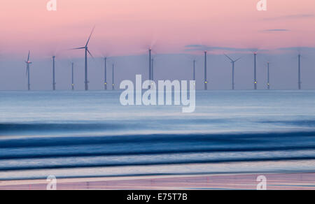 Parc éolien en mer de Teesside sur la côte nord-est au lever du soleil. L'Angleterre. UK Banque D'Images