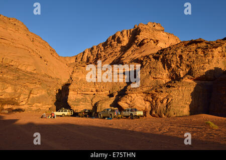 Camp touristique à oued Djer, Tadrart, le Tassili n'Ajjer National Park, site classé au patrimoine mondial, l'Algérie, Sahara, Afrique du Nord Banque D'Images