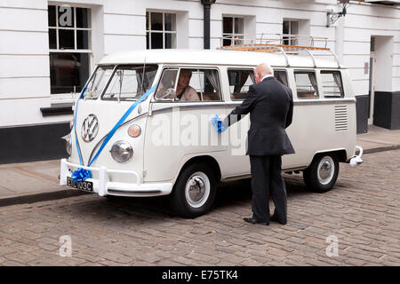 Un VW camper van utilisé comme voiture de mariage ; Lincoln UK Banque D'Images