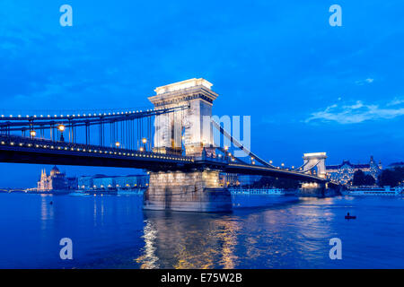 Pont des chaînes à l'heure bleue, Budapest, Hongrie Banque D'Images