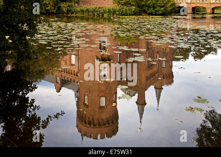 La réflexion, Schloss Moyland Castle, château, musée d'Art Moderne, près de Bedburg-Hau, Rhénanie du Nord-Westphalie, Allemagne Banque D'Images