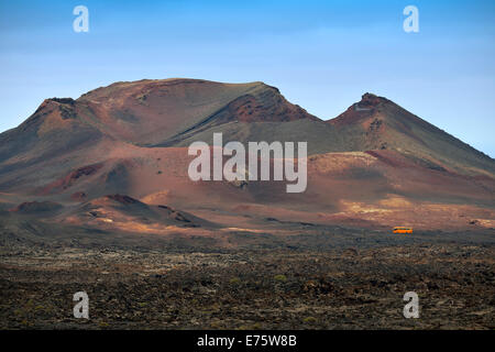 Tour guidé en autobus à travers les Montanas del Fuego, le Parc National de Timanfaya, Lanzarote, îles Canaries, Espagne Banque D'Images