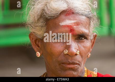 Personnes âgées femme locale avec un bindi sur le front de porter des bijoux d'or, à l'intérieur d'un temple hindou, ou Trichy Tiruchirappalli Banque D'Images